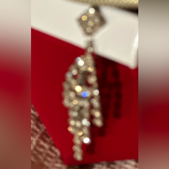 Sparkly glamorous dangle crystal earrings! - Picture 3 of 9